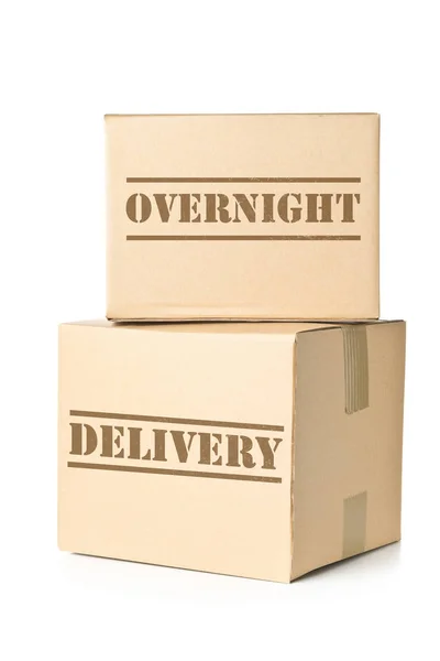 Twee kartonnen percelen met Overnight Delivery Impressum — Stockfoto