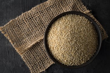 Kase ahşap tahta üzerinde tüm ham, işlenmemiş quinoa tohum