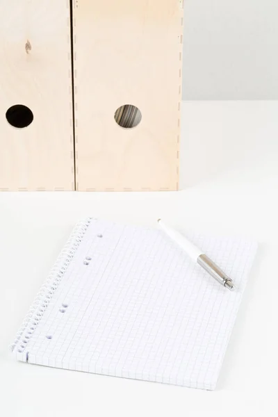 Bureau blanc avec bloc-notes, stylo et dossiers vides — Photo