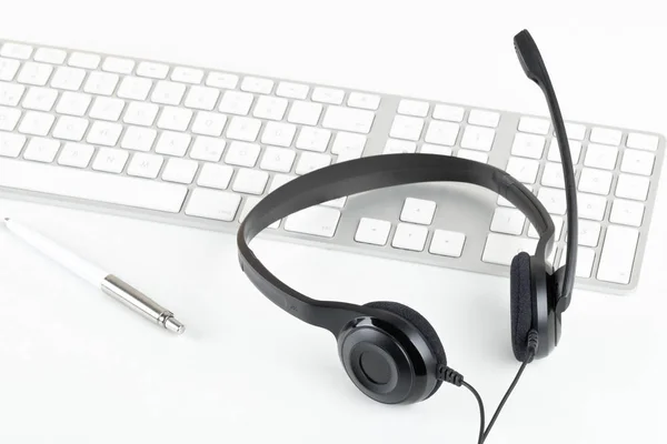 Υπολογιστή ακουστικά με μικρόφωνο για υπολογιστή πληκτρολόγιο λευκό t — Φωτογραφία Αρχείου