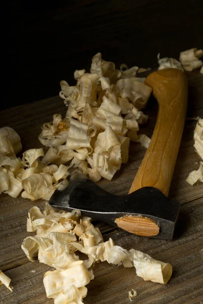 Carpinteros tallado de madera hacha herramienta de trabajo en la mesa de madera en wo —  Fotos de Stock