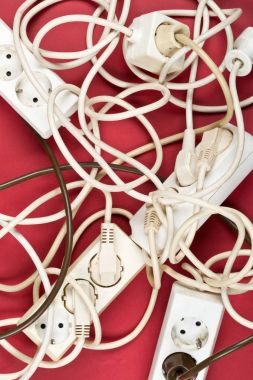 Kablo kaos yığılmayı üzerinden birden çok elektrikli tel uzatma kablosu 