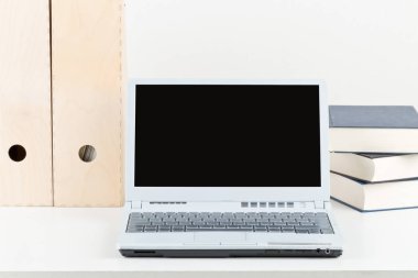 Kitap, klasörler ve dizüstü bilgisayar ile Ofis Masası