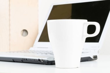 Ofis Masası Kupası, klasörler ve dizüstü