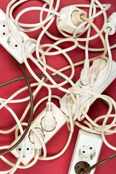 Chaos kabelů z několika kabely elektrického vedení — Stock fotografie