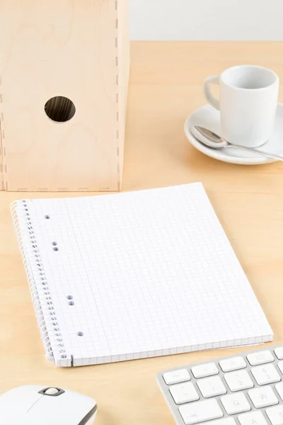 Bureau en bois marron avec bloc-notes vide, tasse, clavier et c — Photo