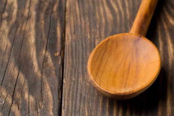 Colher de cozinha de madeira em tábua de madeira ou mesa — Fotografia de Stock