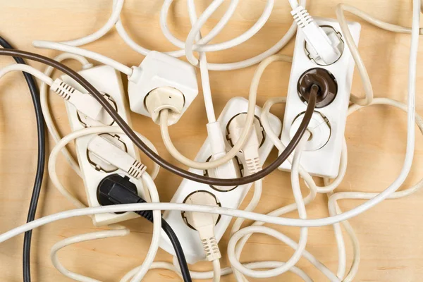 Kablo kaos yığılmayı üzerinden birden çok elektrikli tel uzatma kablosu 
