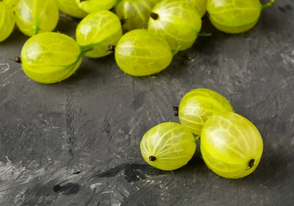 Cebolinha de groselha espinhosa verde madura e fresca — Fotografia de Stock