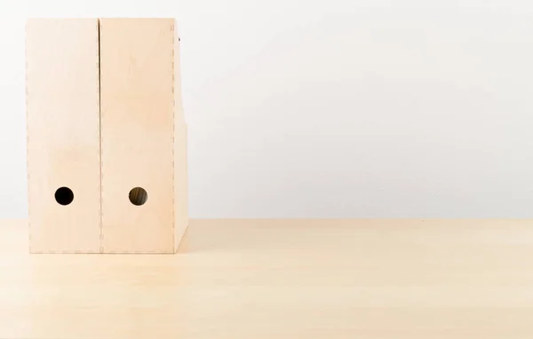 Bruin houten bureau met mappen — Stockfoto