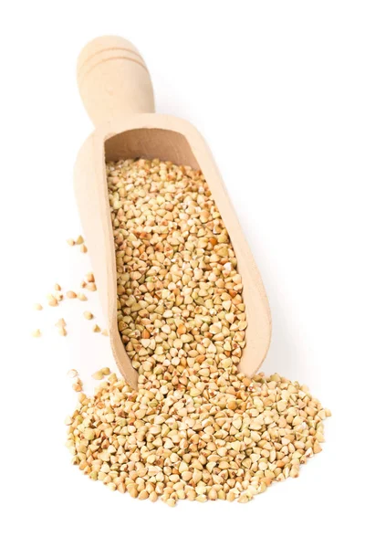 Grãos de semente de trigo sarraceno em bruto, naturais e não cozidos, em colher de madeira — Fotografia de Stock