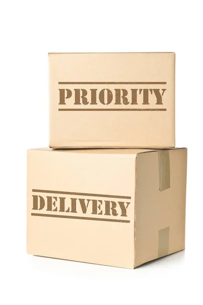 Dwie paczki z nadrukiem priorytet dostawy w kartonie — Zdjęcie stockowe