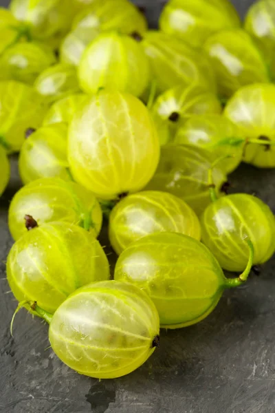 Haufen reifer, frisch geernteter grüner Stachelbeeren — Stockfoto