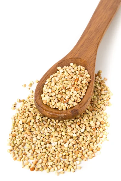 Chicchi di grano saraceno crudi, naturali, non cotti, in cucchiaio di legno — Foto Stock
