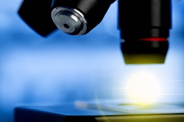 Mikroskop laboratuarında örnek ile yakın çekim