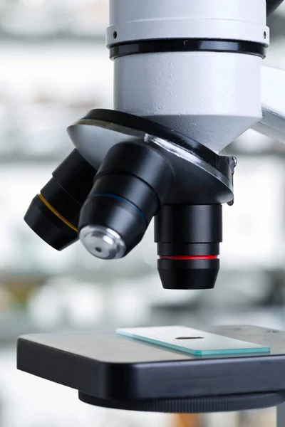Primo piano del microscopio con campione in laboratorio — Foto Stock