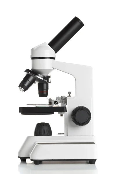 Biały mikroskopu na stole — Zdjęcie stockowe