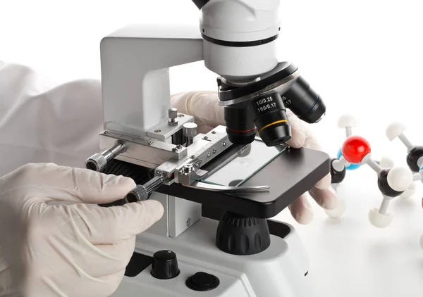 Research scientist working with specimen plate on microscope wit — Stock Photo, Image