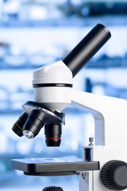 Örnek laboratuarında mikroskopla