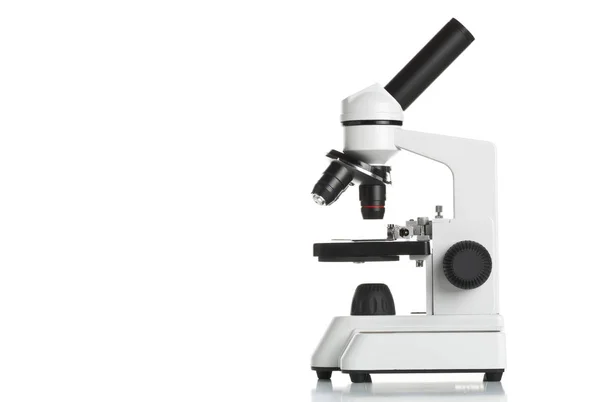 Biały mikroskopu na stole — Zdjęcie stockowe