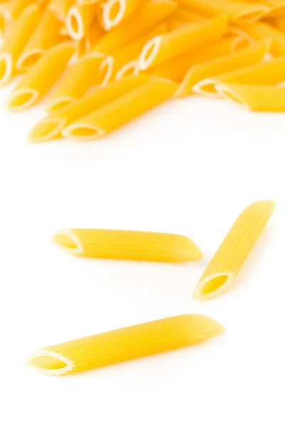 Çiğ, çiğ, Kuru penne makarna erişte ile seçici closeup — Stok fotoğraf