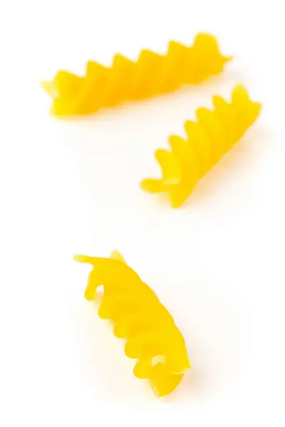 Gros plan de nouilles crues, non cuites, à base de pâtes fusilli ou rotini sèches wi — Photo