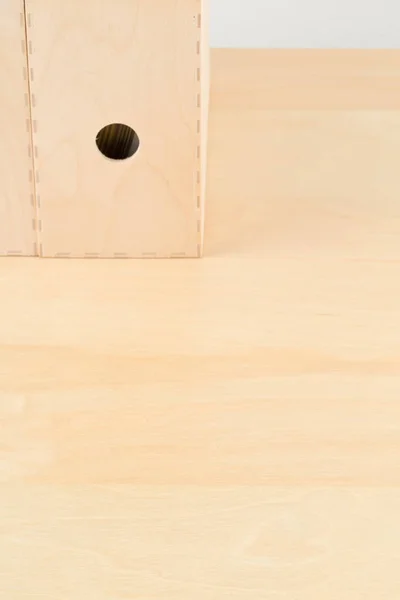 Brązowe drewniane biurko z folderami — Zdjęcie stockowe