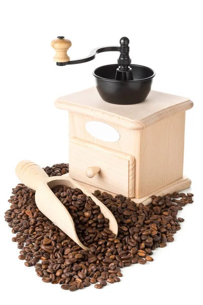 Chicchi di caffè in paletta di legno con macinacaffè — Foto Stock