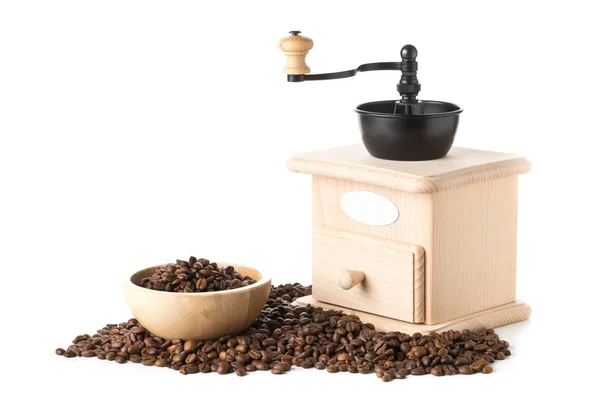 Chicchi di caffè in ciotola di legno con macinacaffè — Foto Stock