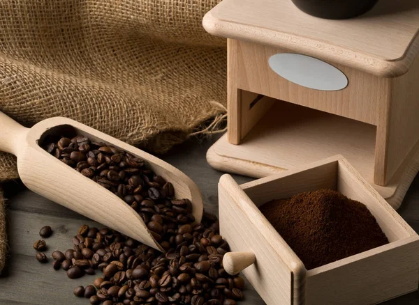 Grains de café dans une cuillère en bois et café moulu avec grains de café — Photo