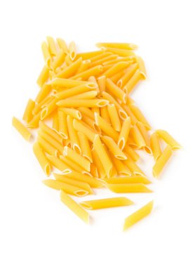 Yığın kurutulmuş, ham, pişmemiş penne makarna