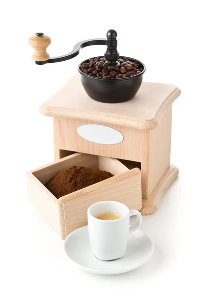 Macinacaffè con caffè macinato, chicchi di caffè e tazza di espre — Foto Stock