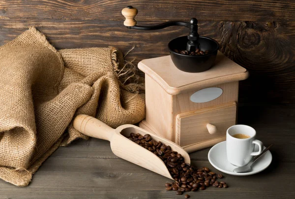 Kaffeemühle mit Kaffeebohnen und Tasse Espresso — Stockfoto