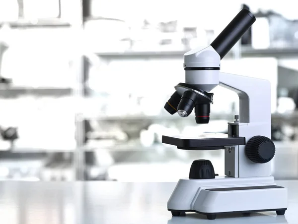 Microscopio con campione in laboratorio — Foto Stock