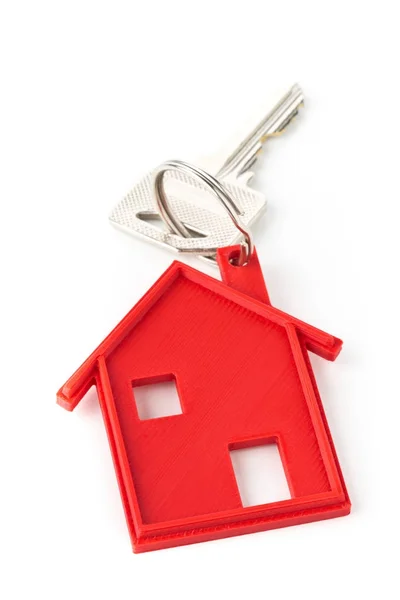 Ключ от двери дома с подвеской для ключей красного дома — стоковое фото