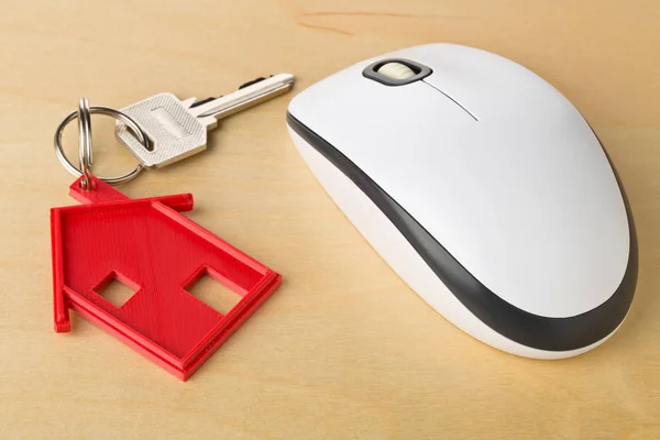 Porte de la maison clé avec pendentif porte-clés maison rouge et ordinateur mou — Photo