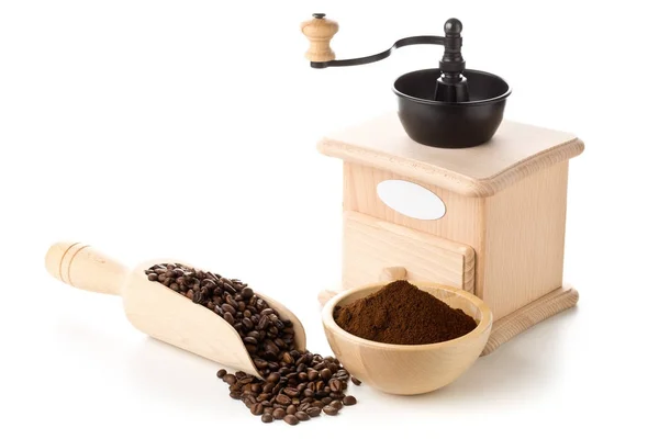 Chicchi di caffè in paletta di legno e caffè macinato con chicco di caffè — Foto Stock