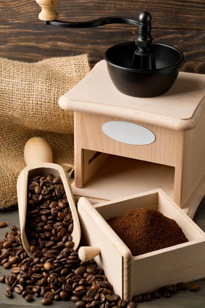 Chicchi di caffè in paletta di legno e caffè macinato con chicco di caffè — Foto Stock