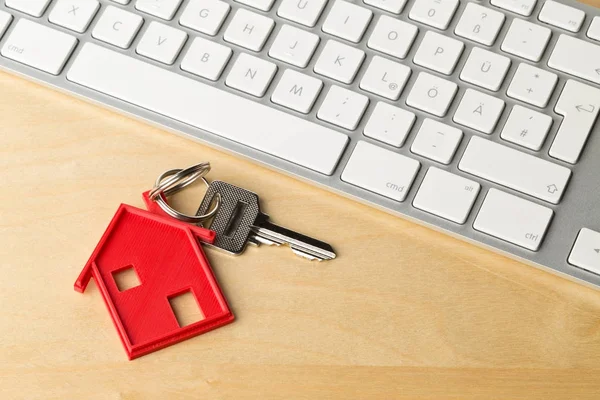 Porte maison clé avec pendentif porte-clés maison rouge et clé d'ordinateur — Photo