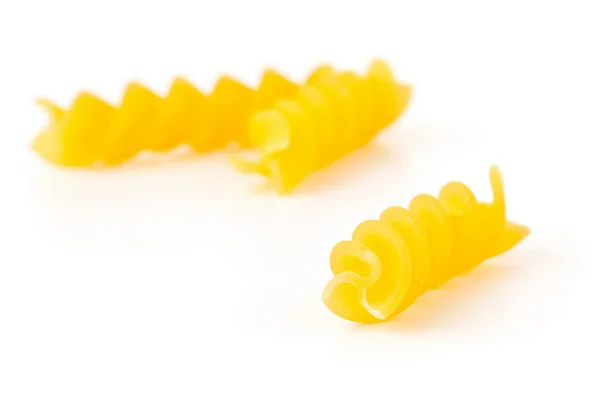 Closeup de macarrão cru, não cozido, seco fusilli ou rotini — Fotografia de Stock