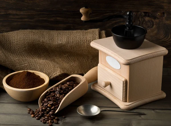 Chicchi di caffè in paletta di legno e caffè macinato con chicco di caffè — Foto Stock