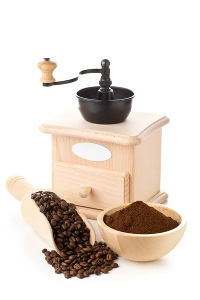 Granos de café en cucharada de madera y café molido con grano de café — Foto de Stock