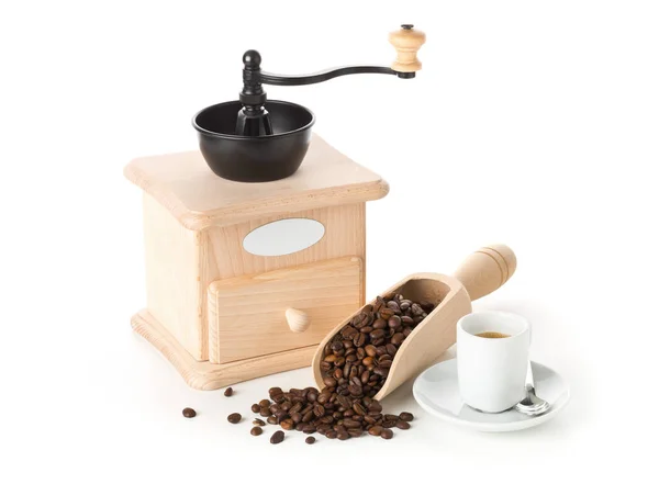 Macinacaffè con chicchi di caffè e tazza di caffè espresso — Foto Stock