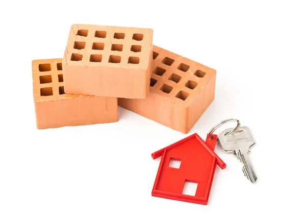Casa chiave della porta con la casa rossa portachiavi ciondolo e mattoni — Foto Stock