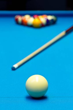 Bilardo havuzu oyun sekiz top Kur ile cue Bilardo masası üzerinde