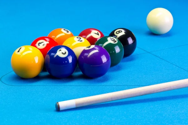 Billiard pool game nine ball setup with cue on billiard table — Stock Photo, Image