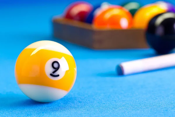 Billar juego de billar nueve bolas con taco en la mesa de billar — Foto de Stock