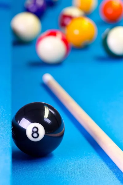 Більярд гра в басейн вісім м'яч з києм на більярдний стіл — стокове фото