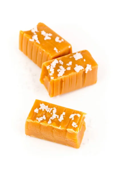 Pedaços de caramelo toffee feitos à mão com sal marinho — Fotografia de Stock