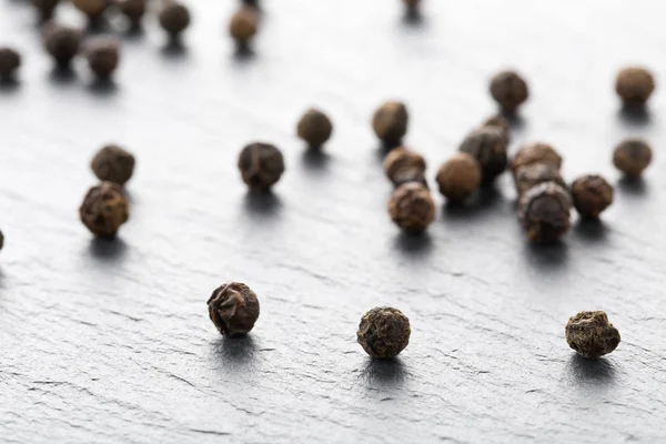 Granos de pimienta negra crudos, naturales, sin procesar macro — Foto de Stock